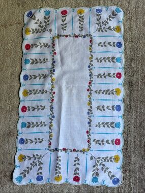 VTG Cheerful Floral Table Runner - Multicolor